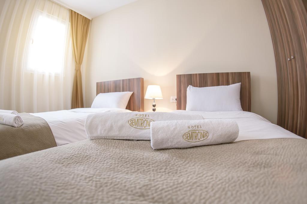Hotel Semitronix Peja Exteriör bild